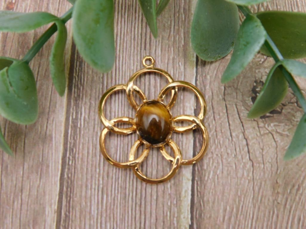 TIGERS EYE FLOWER PENDANT ROCK STONE LAPIDARY SPECIMEN: TIGERS EYE FLOWER PENDANT ROCK STONE LAPIDARY SPECIMEN