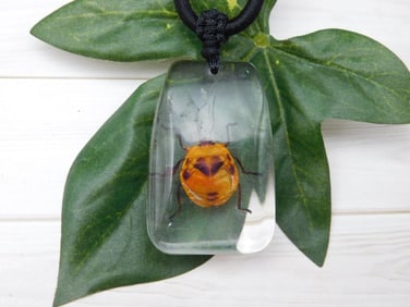 BUG PENDANT TYE NECKLACE