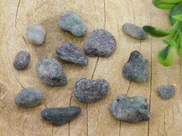 RAW EMERALD ROCK STONE LAPIDARY SPECIMEN