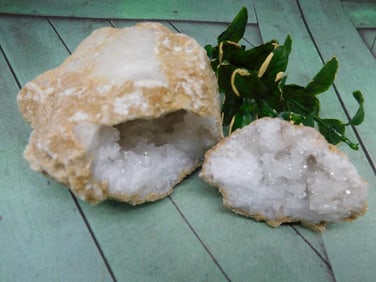 GEODE ROCK STONE LAPIDARY SPECIMEN