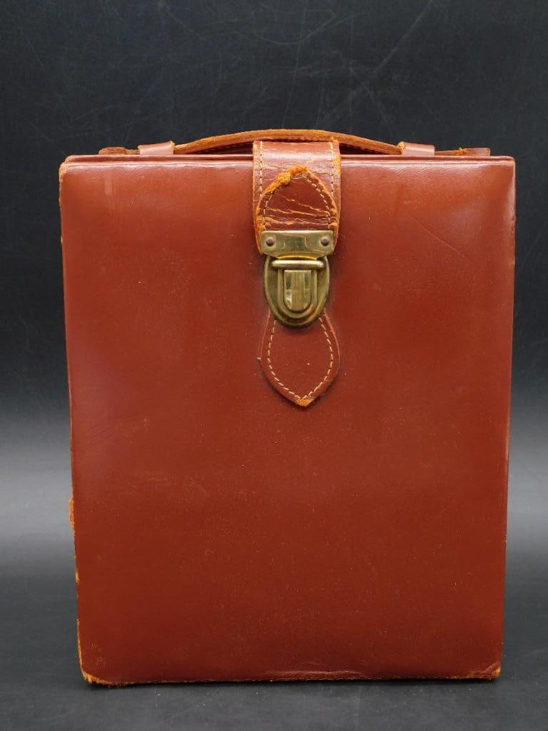 HOMA LEATHER TRAVEL BAR CASE WITH TWO GLASS BOTTLES AND 4 SHOT GLASSES VINTAGE ANTIQUE (1 of 6)