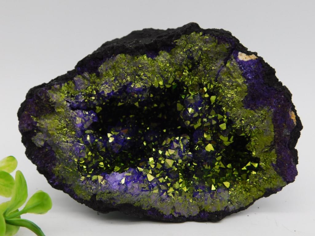 1 POUND PURPLE AND GOLD GEODE ROCK STONE LAPIDARY SPECIMEN: 1 POUND PURPLE AND GOLD GEODE ROCK STONE LAPIDARY SPECIMEN