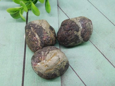 ROUGH GARNET ROCK STONE LAPIDARY SPECIMEN