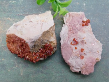 VANADINITE ROCK STONE LAPIDARY SPECIMEN