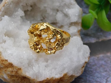 GOLD TONE HAMMERED RING