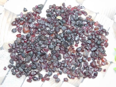 GARNET ROCK STONE LAPIDARY SPECIMEN