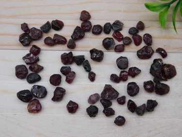 GARNET ROCK STONE LAPIDARY SPECIMEN