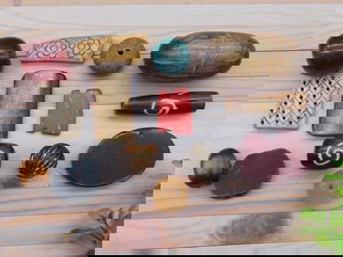 AFRICAN TRADE BEADS ROCK STONE LAPIDARY SPECIMEN