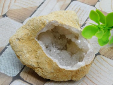 GEODE ROCK STONE LAPIDARY SPECIMEN