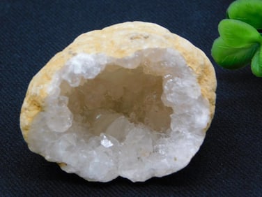 GEODE ROCK STONE LAPIDARY SPECIMEN