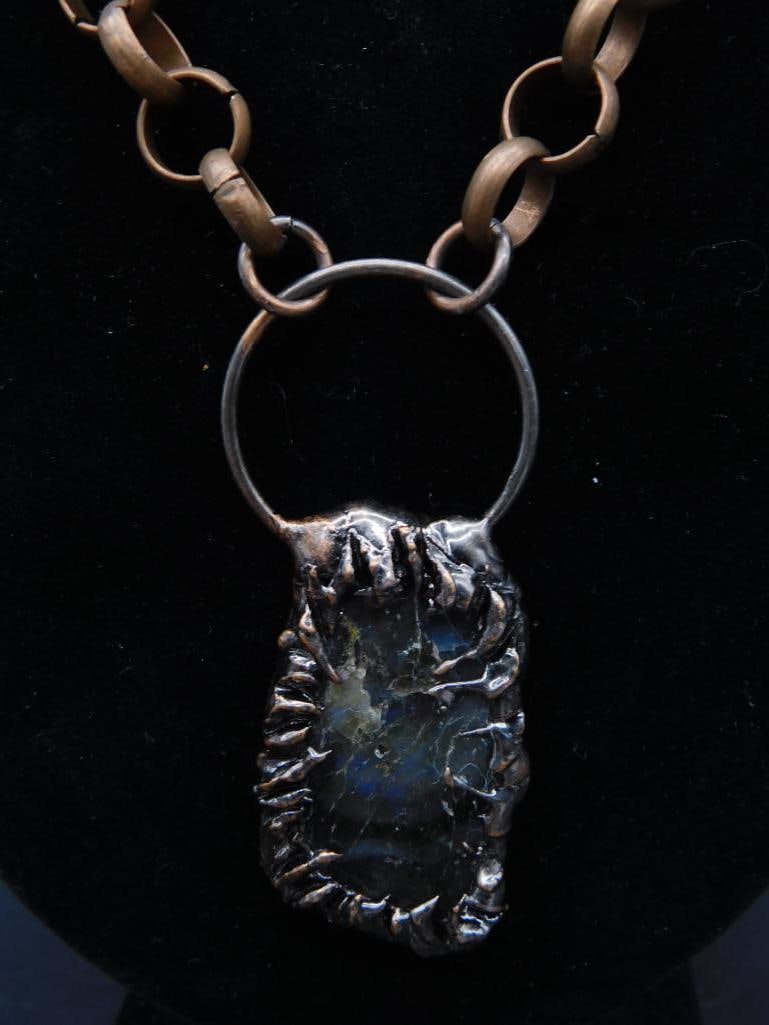 LABRADORITE PENDANT ON CHAIN NECKLACE ROCK STONE LAPIDARY SPECIMEN: LABRADORITE PENDANT ON CHAIN NECKLACE ROCK STONE LAPIDARY SPECIMEN