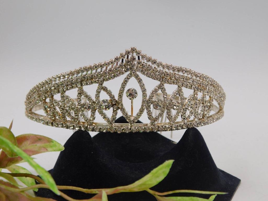 Crystal-Embellished Silver Tone Tiara with Filigree Design: Crystal-Embellished Silver Tone Tiara with Filigree Design