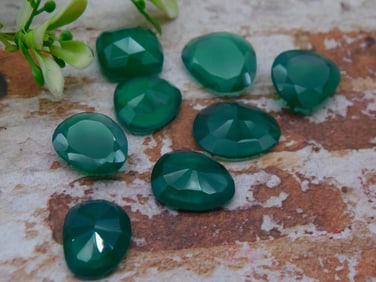 GREEN ONYX ROCK STONE LAPIDARY SPECIMEN