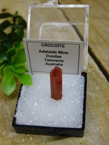 CROCOITE ROCK STONE LAPIDARY SPECIMEN