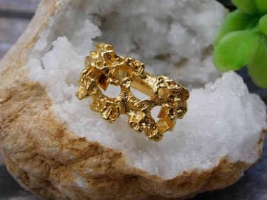 GOLD TONE HAMMERED RING