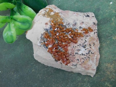 VANADINITE ROCK STONE LAPIDARY SPECIMEN