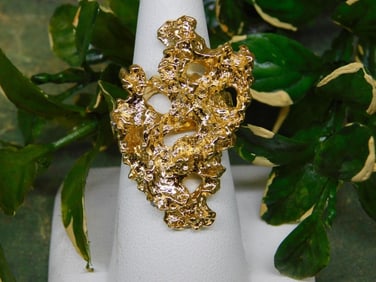 GOLD TONE HAMMERED RING