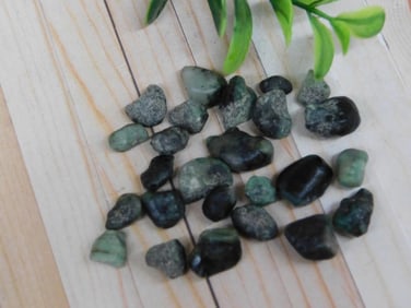 RAW EMERALD ROCK STONE LAPIDARY SPECIMEN