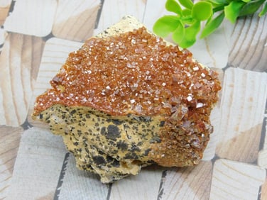 VANADINITE ROCK STONE LAPIDARY SPECIMEN