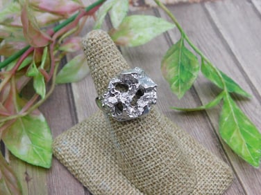 HAMMERED SILVER TONE RING