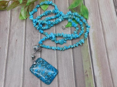TURQUOISE SQUARE PENDANT ON CHIP NECKLACE