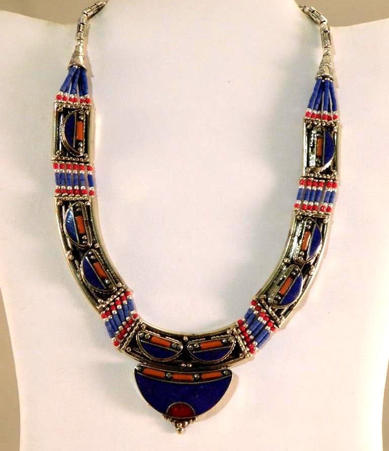 ORNATE LAPIS CARNELIAN AND RED CORAL NECKLACE: ORNATE LAPIS CARNELIAN AND RED CORAL NECKLACE