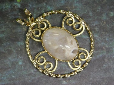 ROSE QUARTZ STONE PENDANT ROCK STONE LAPIDARY SPECIMEN