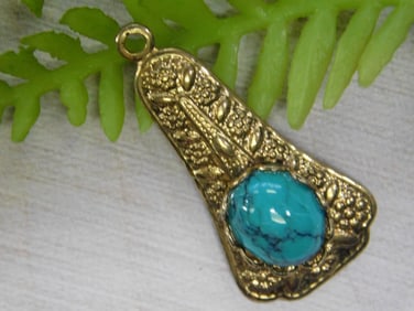 TURQUOISE STONE PENDANT ROCK STONE LAPIDARY SPECIMEN