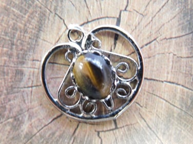 TIGERS EYE HEART PENDANT ROCK STONE LAPIDARY SPECIMEN