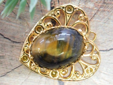TIGERS EYE HEART PENDANT ROCK STONE LAPIDARY SPECIMEN