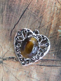 CATS EYE HEART PENDANT ROCK STONE LAPIDARY SPECIMEM