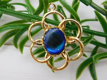 ABALONE FLOWER PENDANT ROCK STONE LAPIDARY SPECIMEN