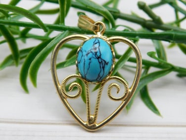 TURQUOISE HEART PENDANT ROCK STONE LAPIDARY SPECIMEN