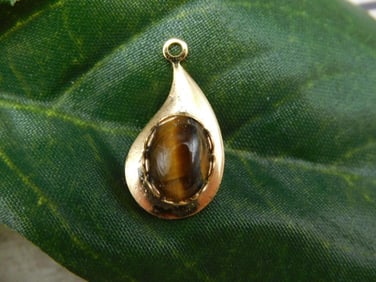 TIGERS EYE PENDANT ROCK STONE LAPIDARY SPECIMEN