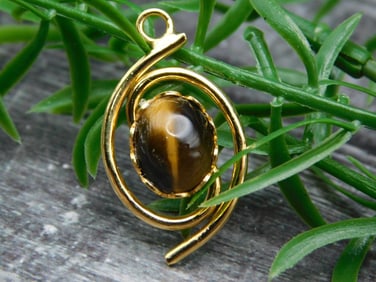 CATS EYE PENDANT ROCK STONE LAPIDARY SPECIMEN