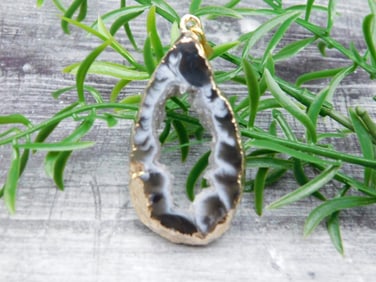 GEODE SLICE PENDANT ROCK STONE LAPIDARY SPECIMEN