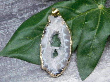 GEODE SLICE PENDANT ROCK STONE LAPIDARY SPECIMEN