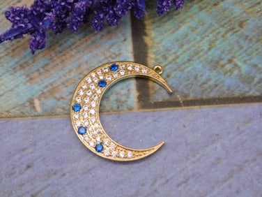 GOLD TONE CRESCENT MOON PENDANT VINTAGE ANTIQUE