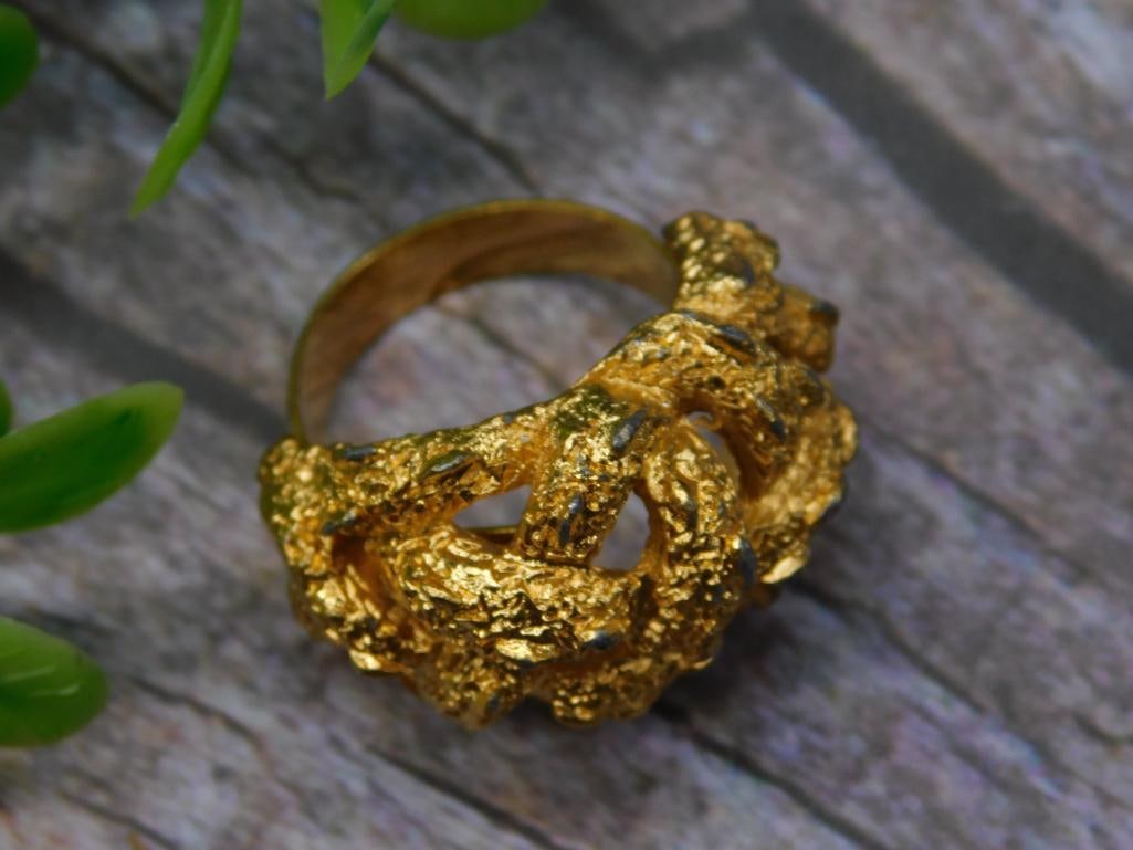 HAMMERED GOLD TONE RING: HAMMERED GOLD TONE RING