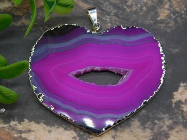 GEODE HEART PENDANT ROCK STONE LAPIDARY SPECIMEN
