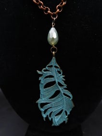 FEATHER PENDANT ON CHAIN NECKLACE