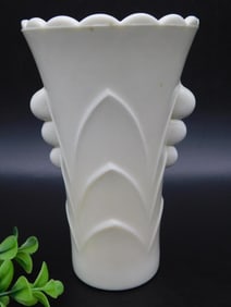WHITE SCALLOPED VASE VINTAGE ANTIQUE