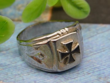 Men?? Silver-Tone Ring with Cross Design, Size 10