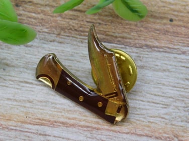 ENAMEL PIN VINTAGE ANTIQUE