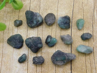 RAW EMERALD ROCK STONE LAPIDARY SPECIMEN