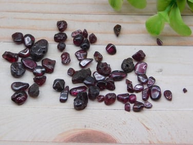 GARNET ROCK STONE LAPIDARY SPECIMEN