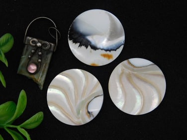 Set of 3 Mother-of-Pearl Discs and Metal Pendant