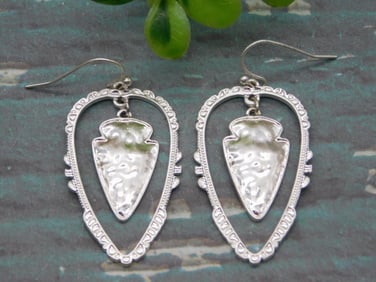 ARROWHEAD EARRINGS ROCK STONE LAPIDARY SPECIMEN