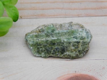 TURMALINA VERDE ROCK STONE LAPIDARY SPECIMEN
