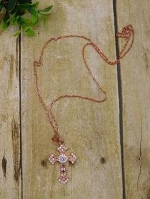 COSTUME JEWELRY CROSS PENDANT ON CHAIN NECKLACE
